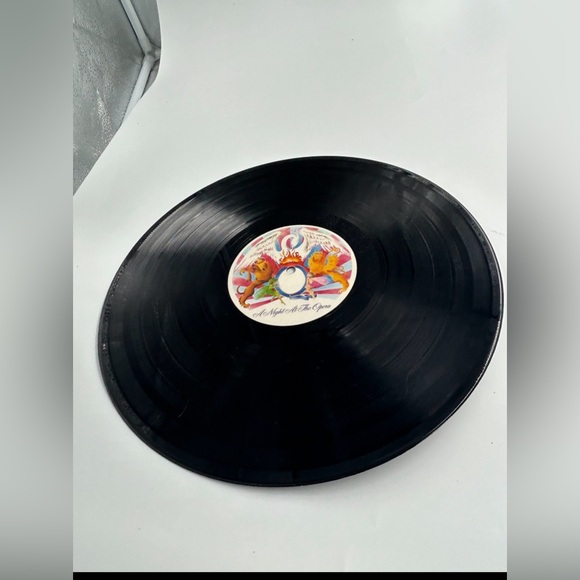 Queen - A Night At The Opera /Vinyl,LP,Album, Reissue, Remastered - Picture 2 of 4